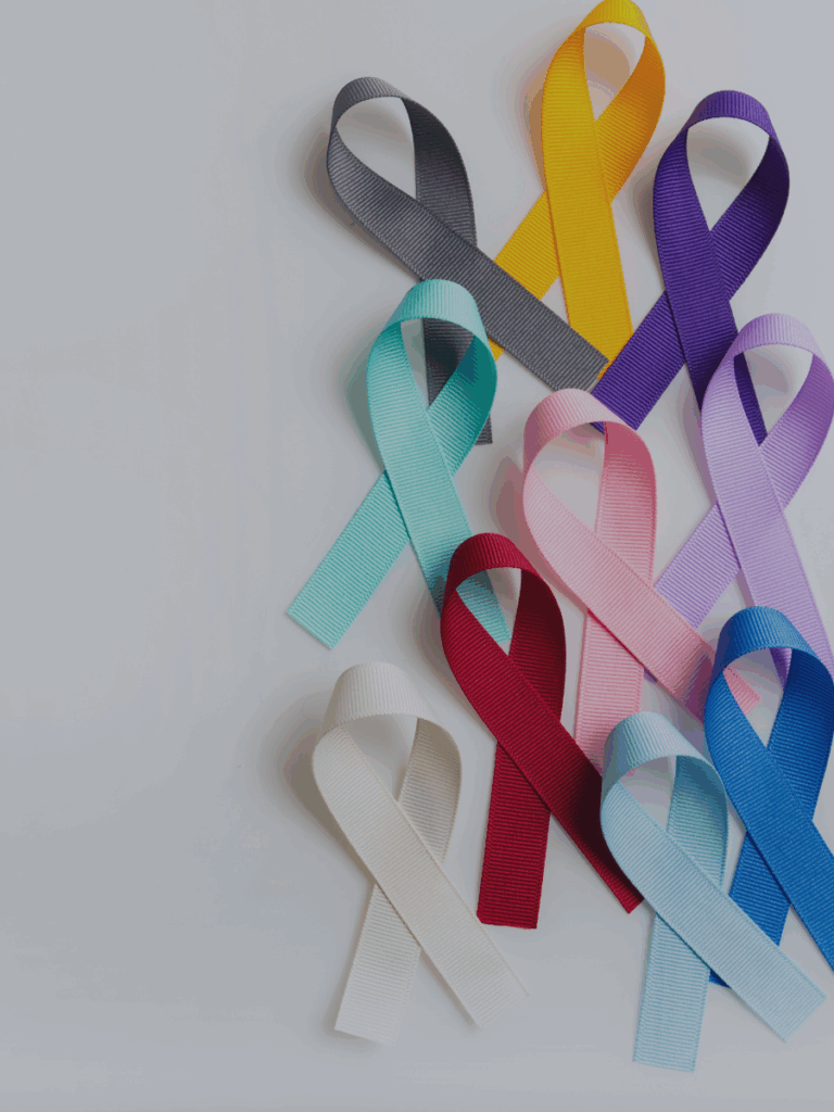 Cintas de colores representando distintos tipos de cancer y sus tratamientos asociados