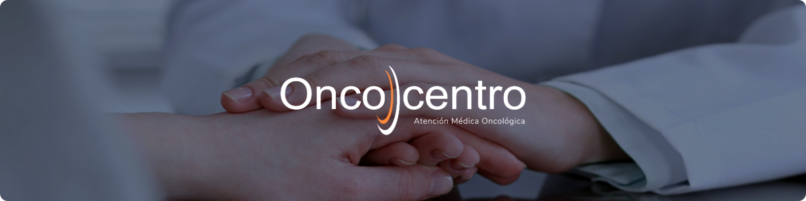 Manos entrelazadas entre paciente y profesional de salud junto al logo de Oncocentro