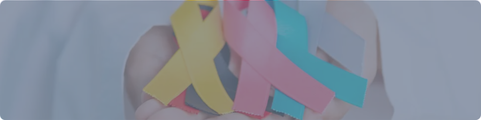 Cintas de colores que representan distintos tipos de cancer sostenidas en una mano como símbolo de concientización