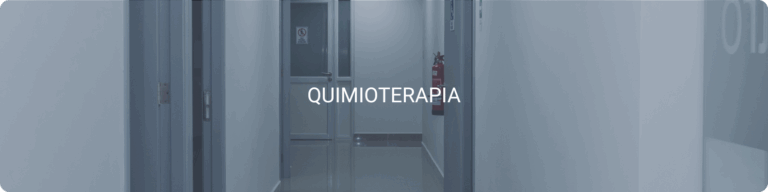 Pasillo clínico en Oncocentro con señalización para el área de quimioterapia
