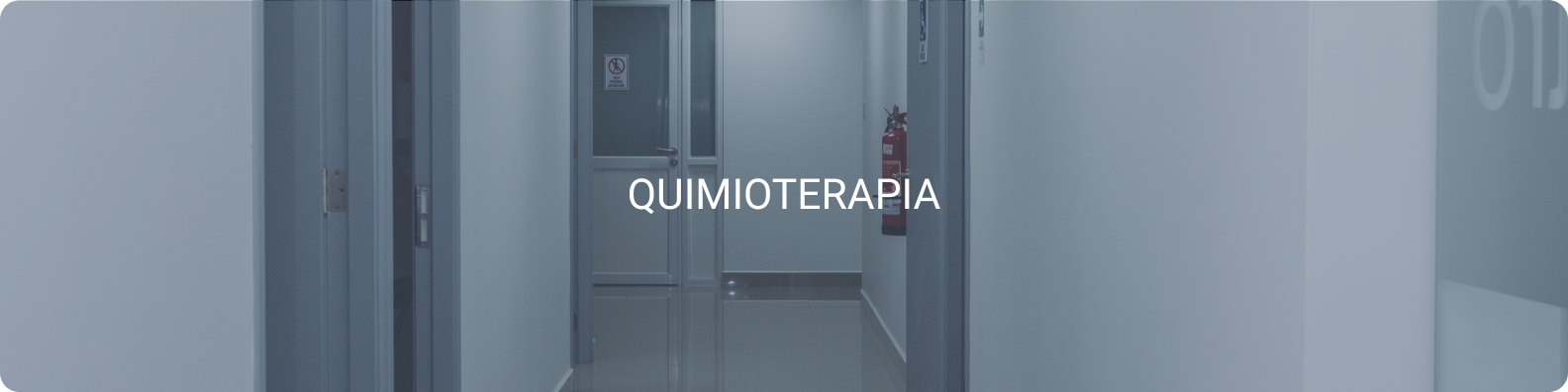 Pasillo clínico en Oncocentro con señalización para el área de quimioterapia