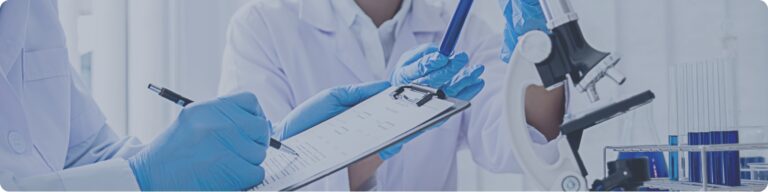 Profesionales de salud realizando un estudio clínico oncológico en laboratorio, con muestras y equipo médico especializado en cancer