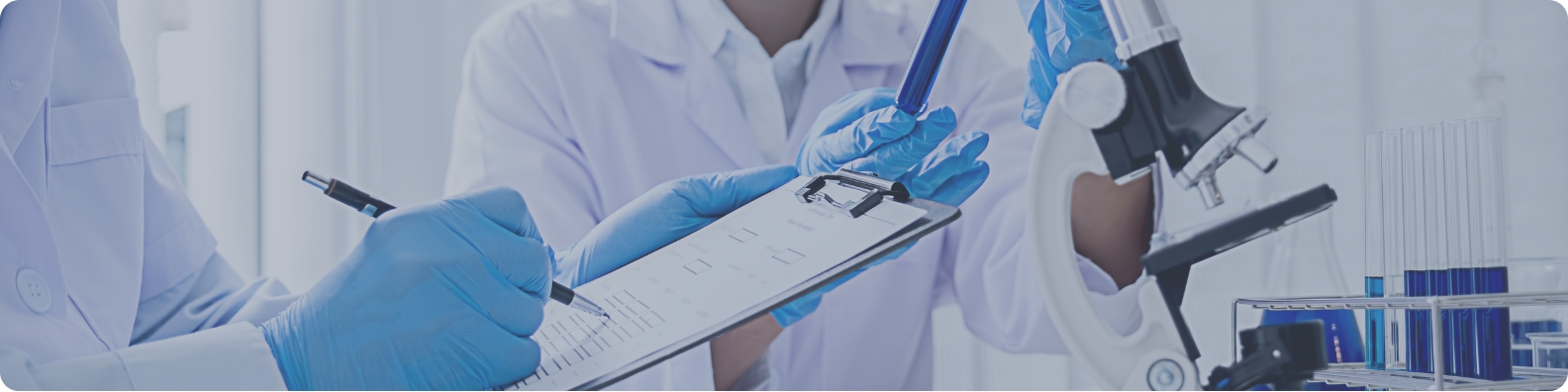 Profesionales de salud realizando un estudio clínico oncológico en laboratorio, con muestras y equipo médico especializado en cancer