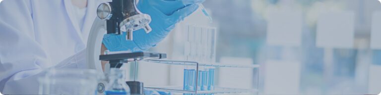 Profesional de laboratorio manipulando muestras en tubos de ensayo para investigación clínica en cáncer