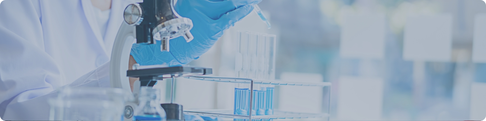 Profesional de laboratorio manipulando muestras en tubos de ensayo para investigación clínica en cáncer